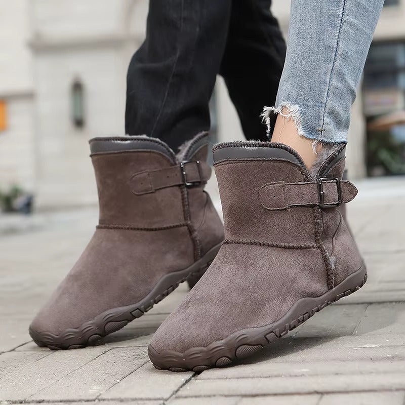 Winter Barfußschuhe in Graphitgrau getragen auf dem Gehweg