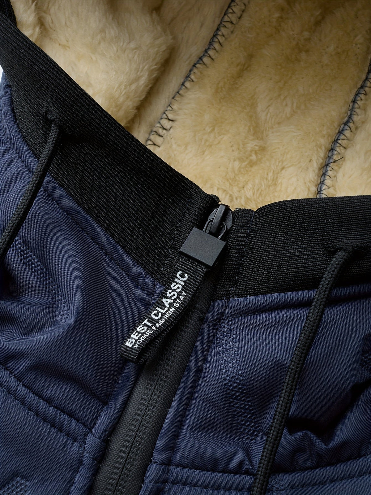 Winterjacke Herren Detail: Plüschfutter, Kordelzug und Reißverschluss aus der Nähe