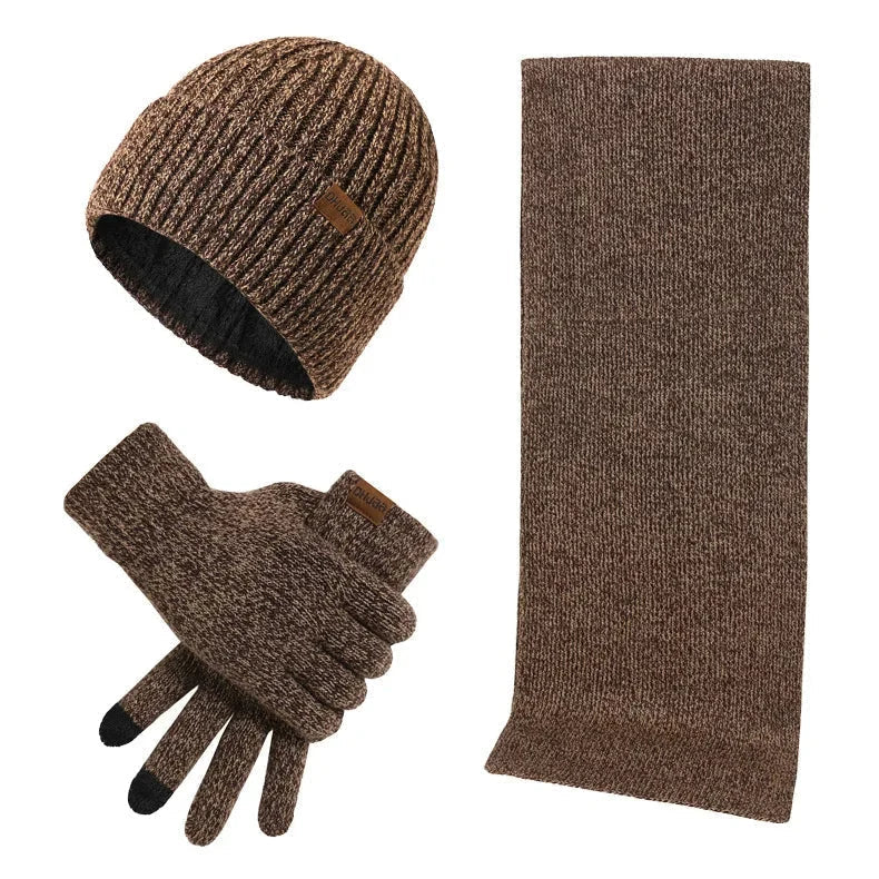 Wintermütze Herren Set in Braun mit Schal und Handschuhen – auf weißem Hintergrund