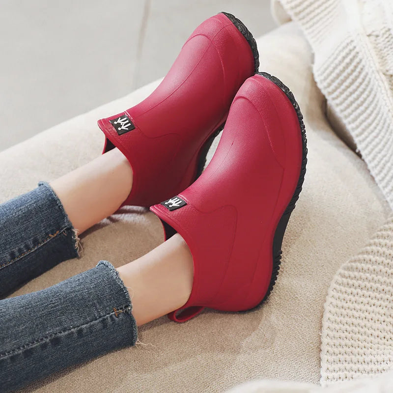 Kurze Gummistiefel Damen in Fuchsia getragen mit Jeans