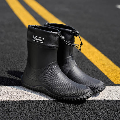 Gummistiefel Herren & Damen kurz – Paar in Schwarz auf der Straße