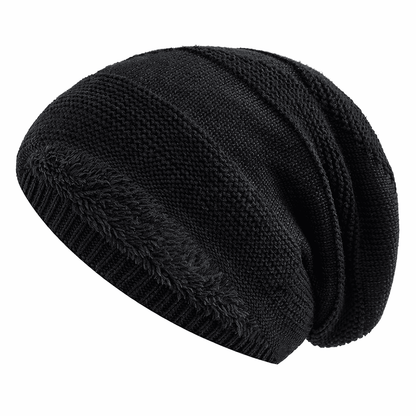 Fleecegefütterte Slouchy-Mütze in Schwarz auf weißem Hintergrund