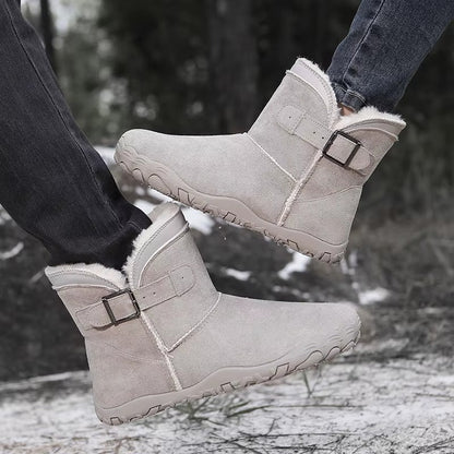 Winter Barfußschuhe in Frostgrau getragen im Schnee