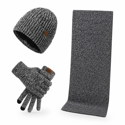 Wintermütze Herren Set in Grau mit Schal und Handschuhen – auf weißem Hintergrund