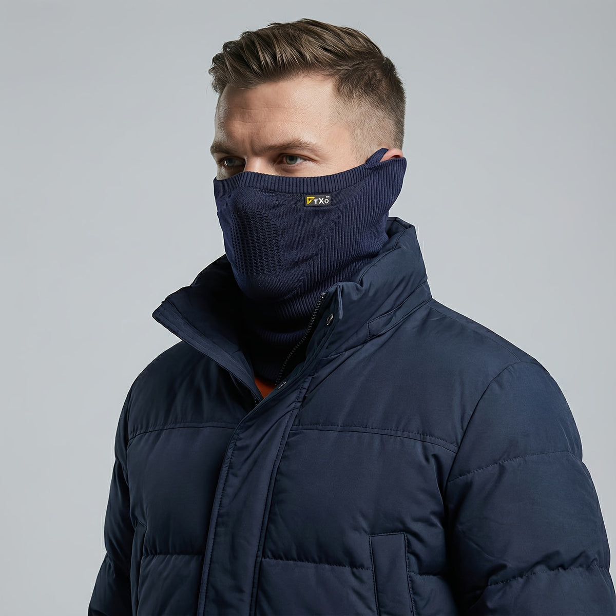 Mann trägt den marineblauen Schlauchschal zur Winterjacke