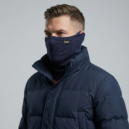 Mann trägt den marineblauen Schlauchschal zur Winterjacke