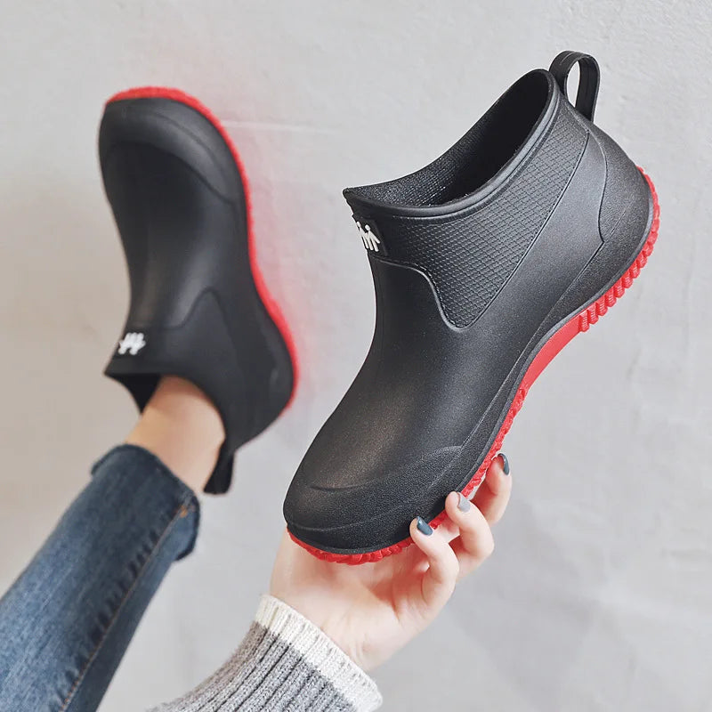Kurze Gummistiefel Damen in Schwarz mit roter Sohle – Ansicht der Sohle