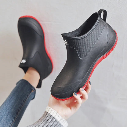 Kurze Gummistiefel Damen in Schwarz mit roter Sohle – Ansicht der Sohle