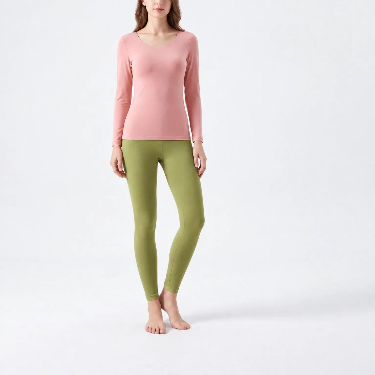 Thermounterwäsche Damen Olivgrün, Leggings – am Model auf hellem Hintergrund