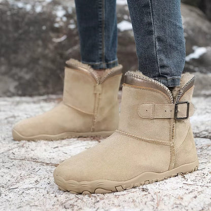 Winter Barfußschuhe in Sandsteinbeige getragen auf verschneitem Boden