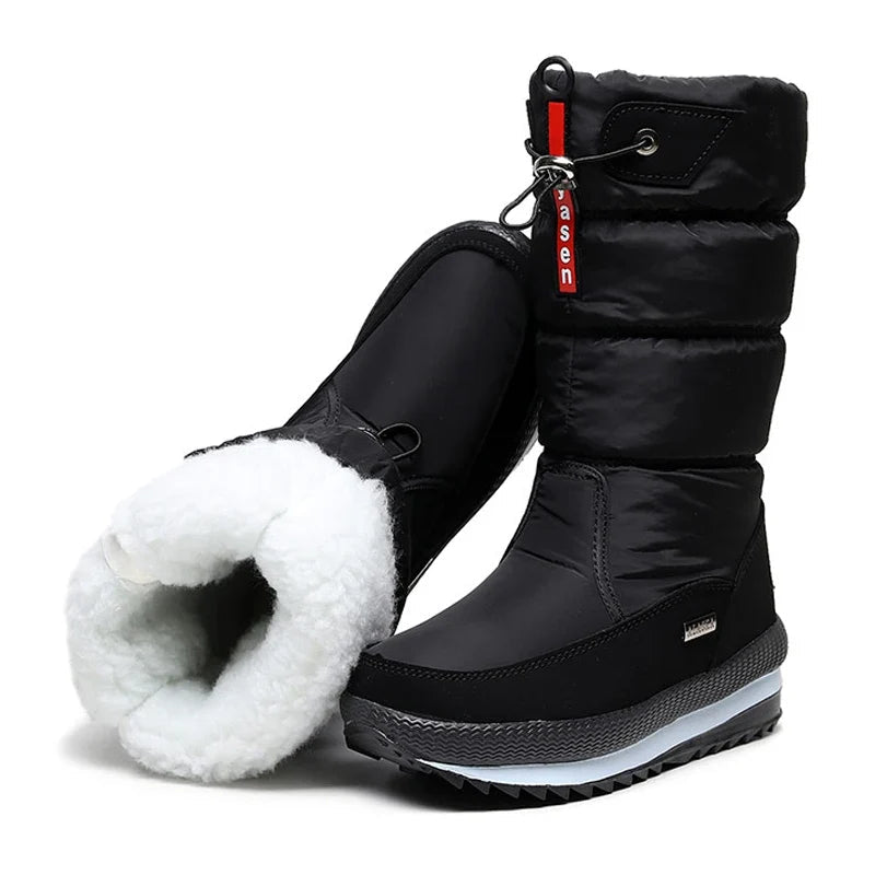 Winterstiefel Damen gefüttert in Schwarz – Produktfoto auf Weiß mit umgeschlagenem Plüschfutter
