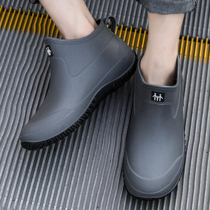 Kurze Gummistiefel Damen in Grau getragen – Ansicht von vorne