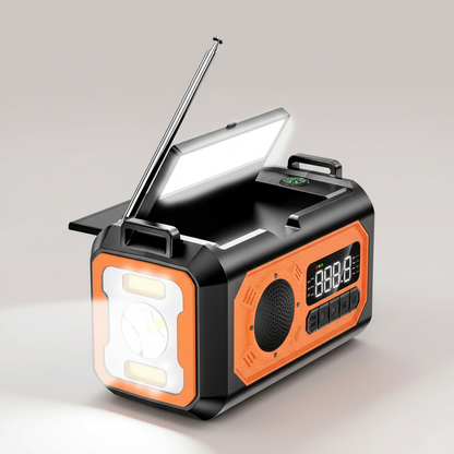 Kurbelradio in Orange mit eingeschalteter Leselampe und Taschenlampe