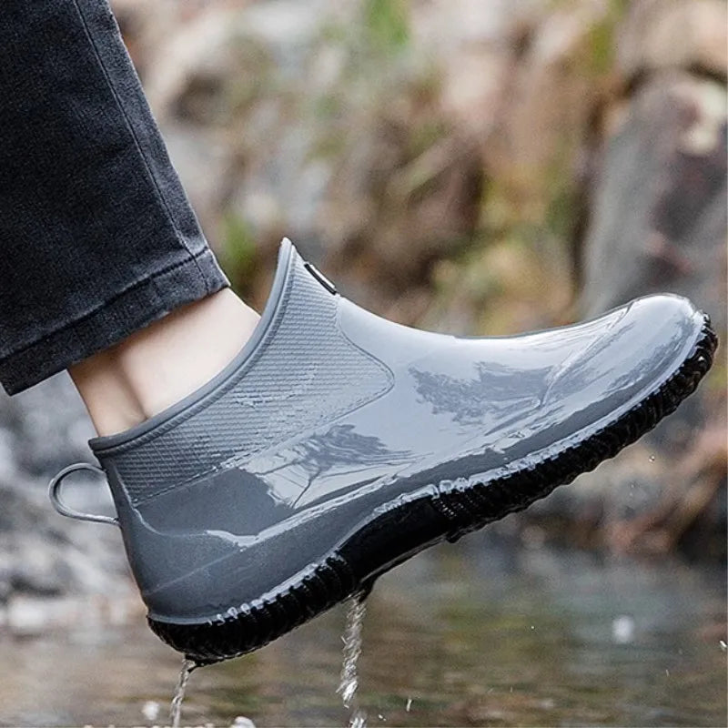 Kurze Gummistiefel Damen in Grau am Bachufer im Wasser