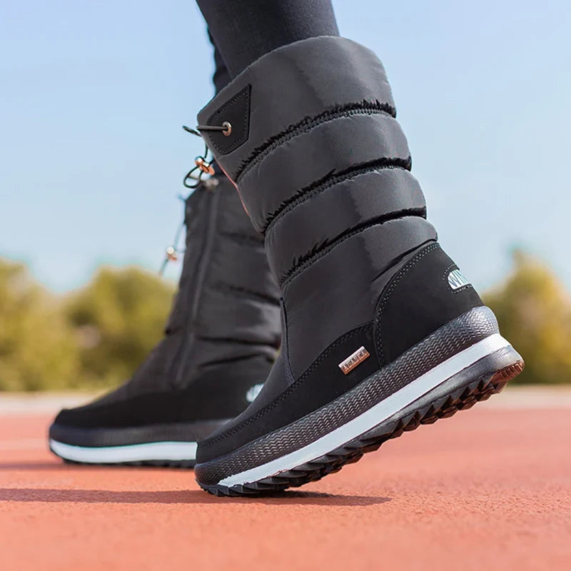 Winterstiefel Damen gefüttert in Schwarz – Seitenansicht beim Gehen