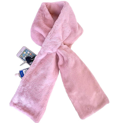Fellschal Rosa auf weißem Hintergrund