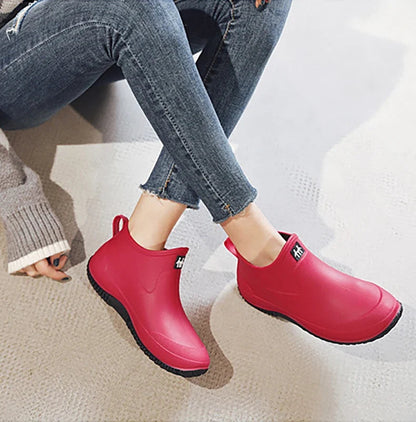Kurze Gummistiefel Damen in Fuchsia zum Hineinschlüpfen – seitliche Ansicht