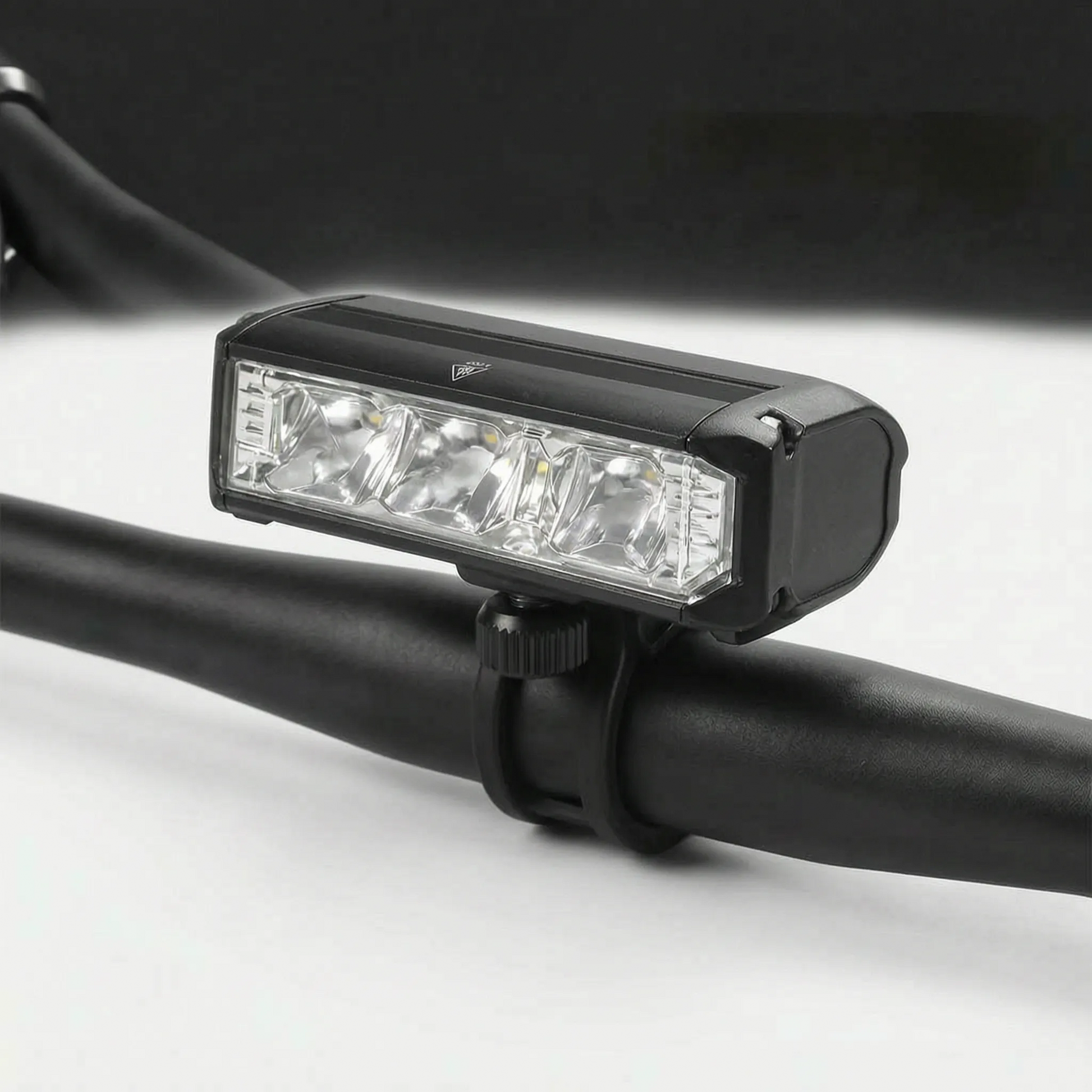 LED-Fahrradlicht mit 170 Grad Flutlicht, USB-C-Anschluss und werkzeugloser Lenkerhalterung – Ansicht 3