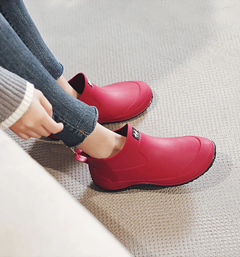 Kurze Gummistiefel Damen in Fuchsia beim Anziehen