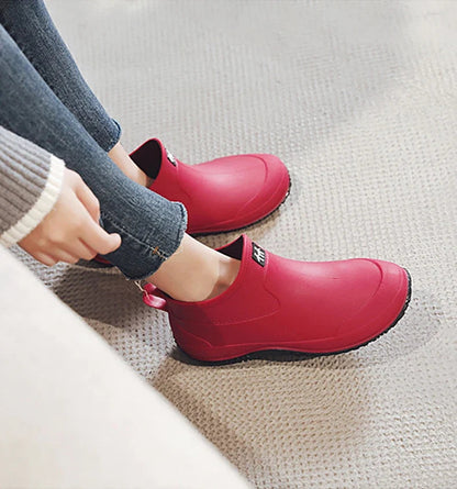 Kurze Gummistiefel Damen in Fuchsia beim Anziehen