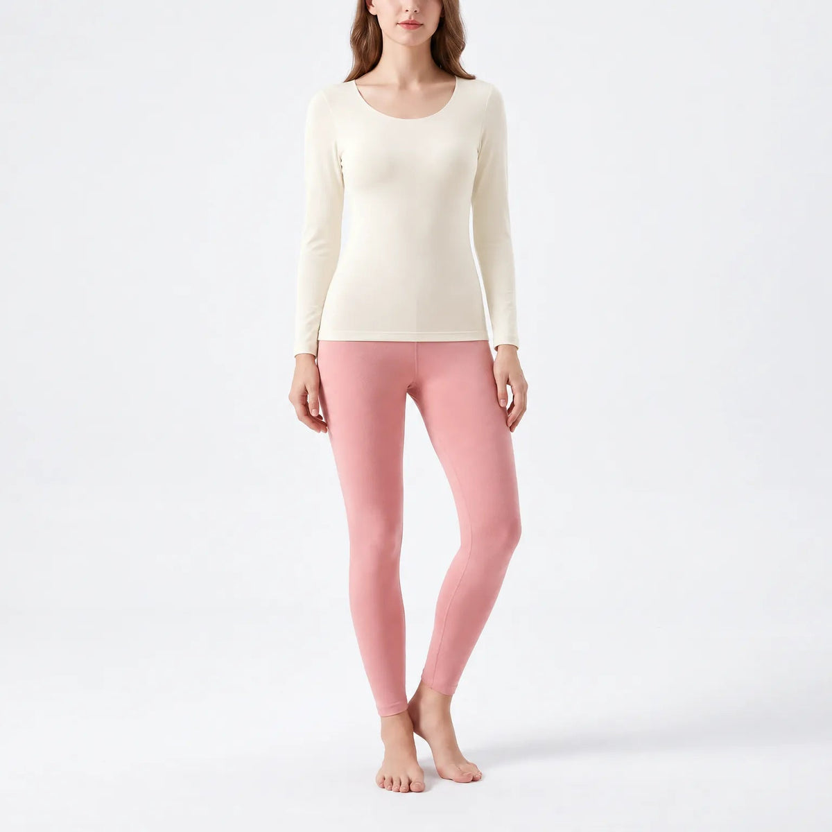 Thermounterwäsche Damen Cremeweiß, Shirt – am Model auf hellem Hintergrund