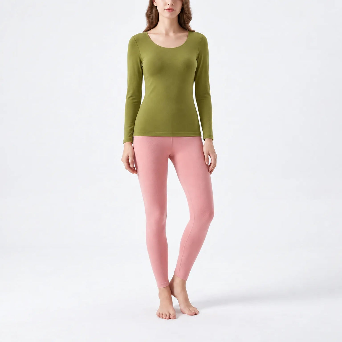 Thermounterwäsche Damen Olivgrün, Shirt – am Model auf hellem Hintergrund