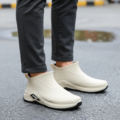 Gummistiefel Herren kurz in Beige beim Gehen auf nasser Straße