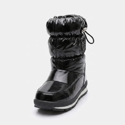 Winterschuhe für Kinder in Schwarz mit glänzendem Obermaterial und Profilsohle