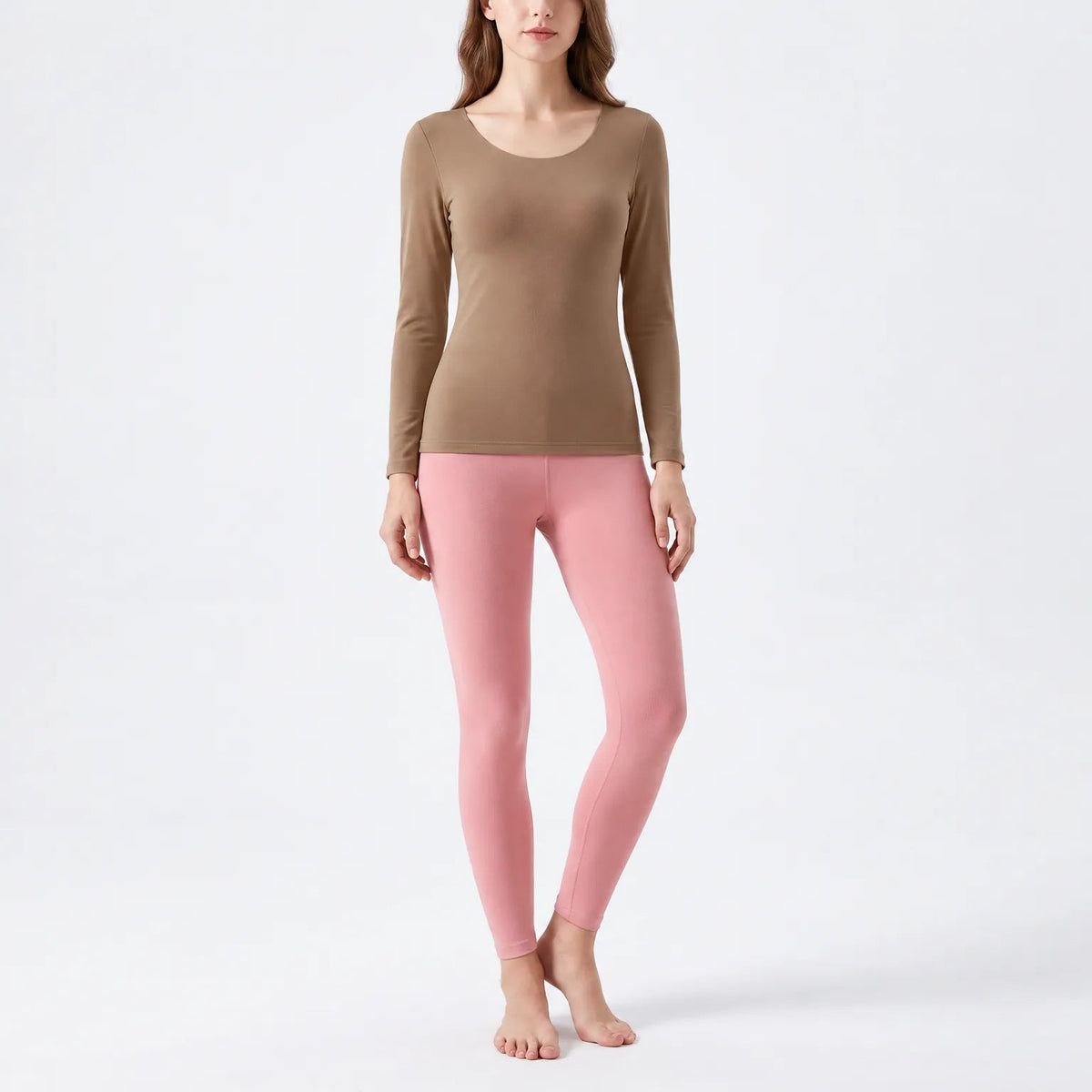 Thermounterwäsche Damen Hellbraun, Shirt – am Model auf hellem Hintergrund