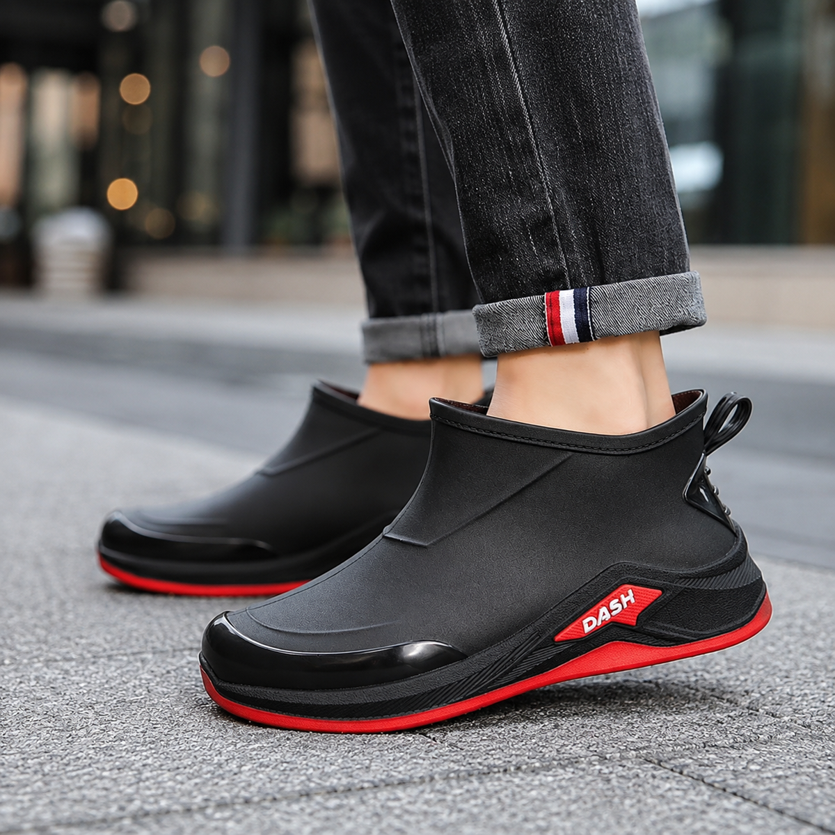 Gummistiefel Herren kurz in Schwarz-Rot getragen in der Stadt