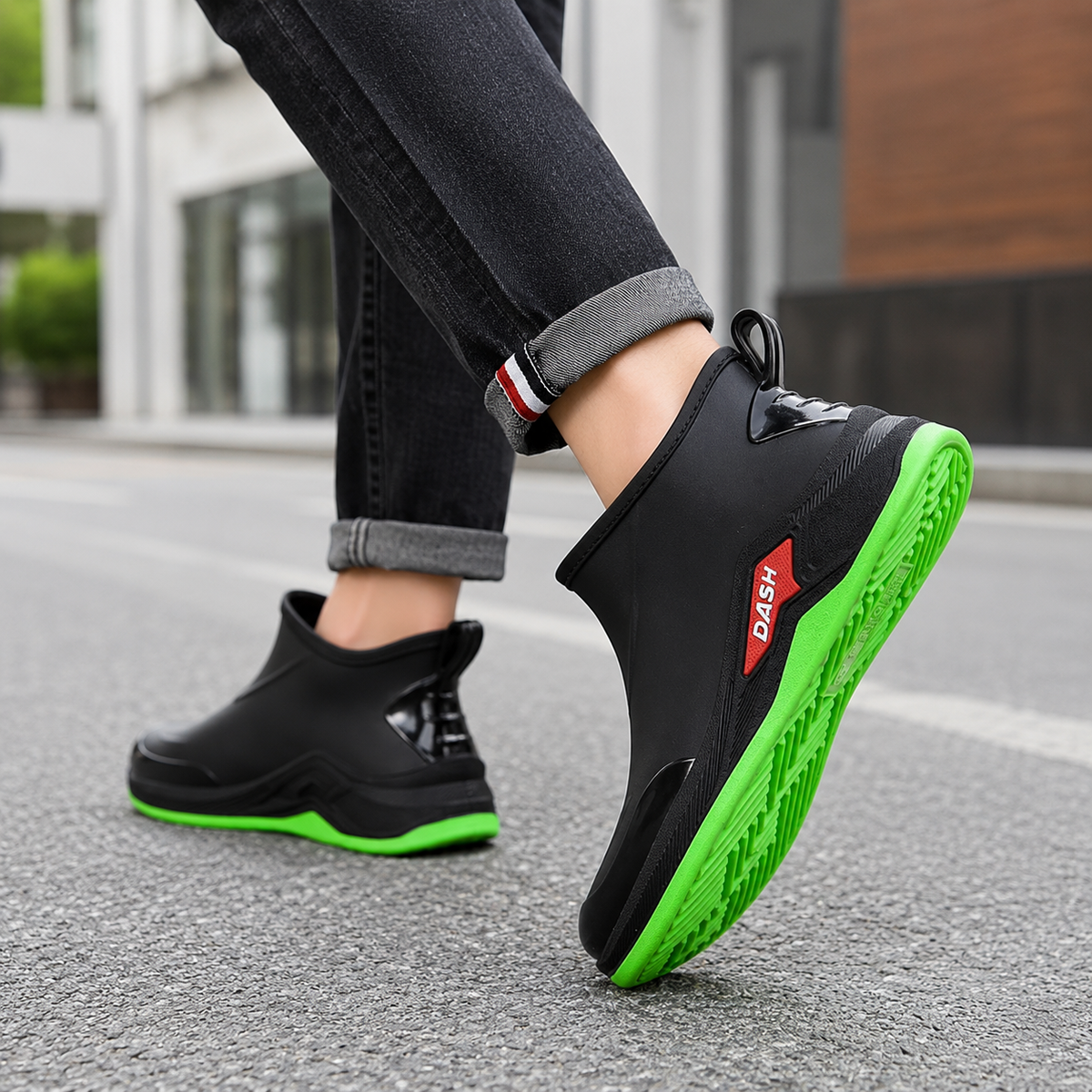 Gummistiefel Herren kurz in Schwarz-Grün beim Gehen