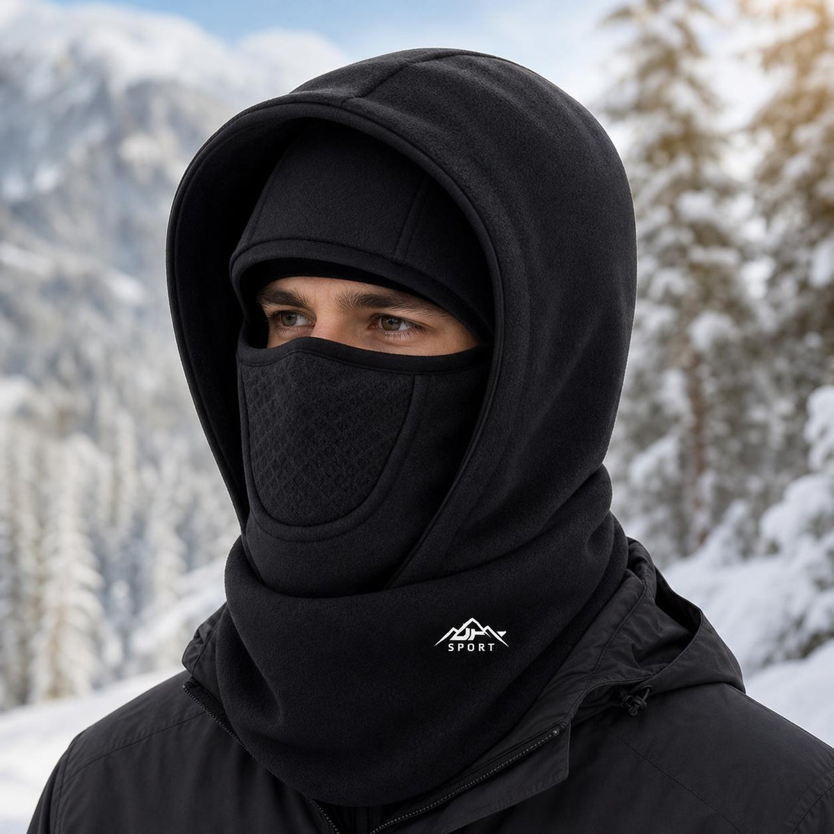Model trägt die schwarze Fleece-Sturmhaube mit Nackenwärmer