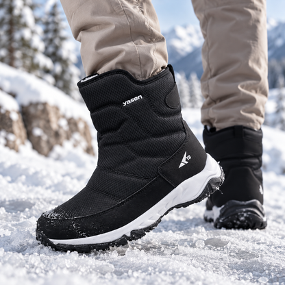 Winterstiefel Herren in Schwarz in Nahaufnahme im Schnee