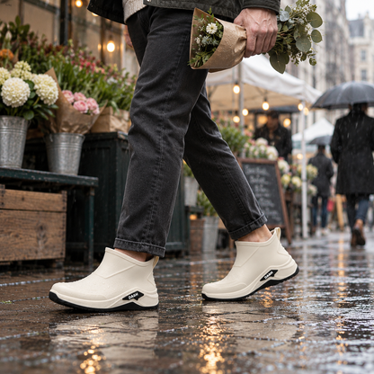 Gummistiefel Herren kurz in Beige getragen mit Blumenstrauß im Regen