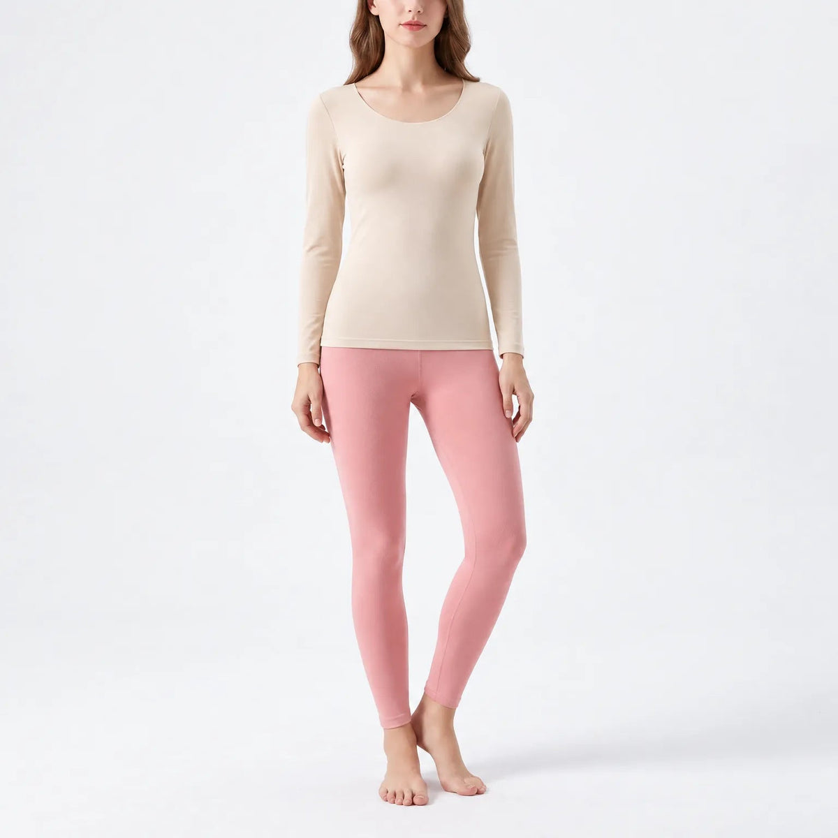 Thermounterwäsche Damen Beige, Shirt – am Model auf hellem Hintergrund