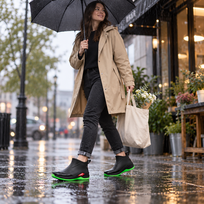 Gummistiefel Herren kurz in Schwarz-Grün getragen beim Einkauf im Regen