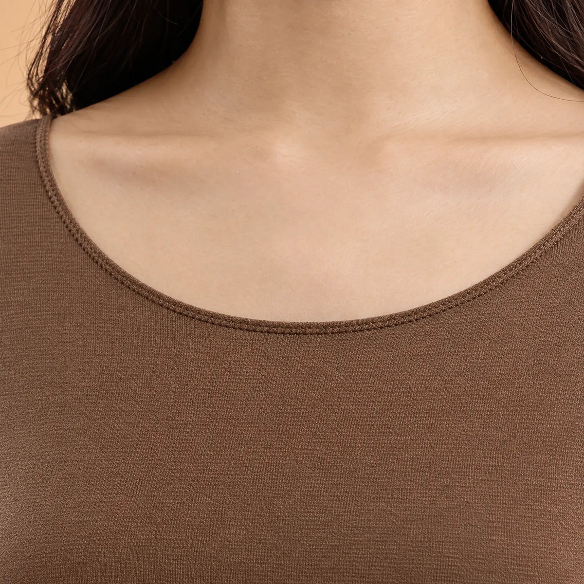 Thermounterwäsche Damen – Nahaufnahme des Rundhalsausschnitts mit feiner Ziernaht