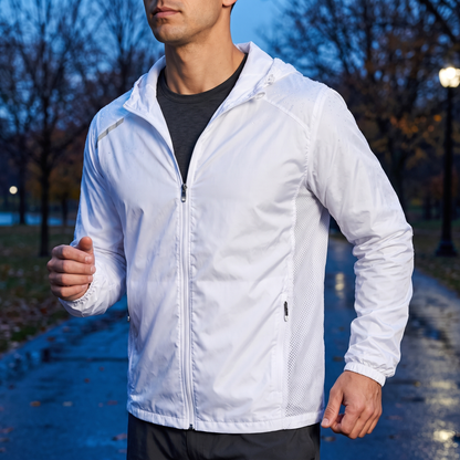 Laufjacke Herren mit Kapuze in Weiß beim Laufen auf einem nassen Parkweg in der Dämmerung
