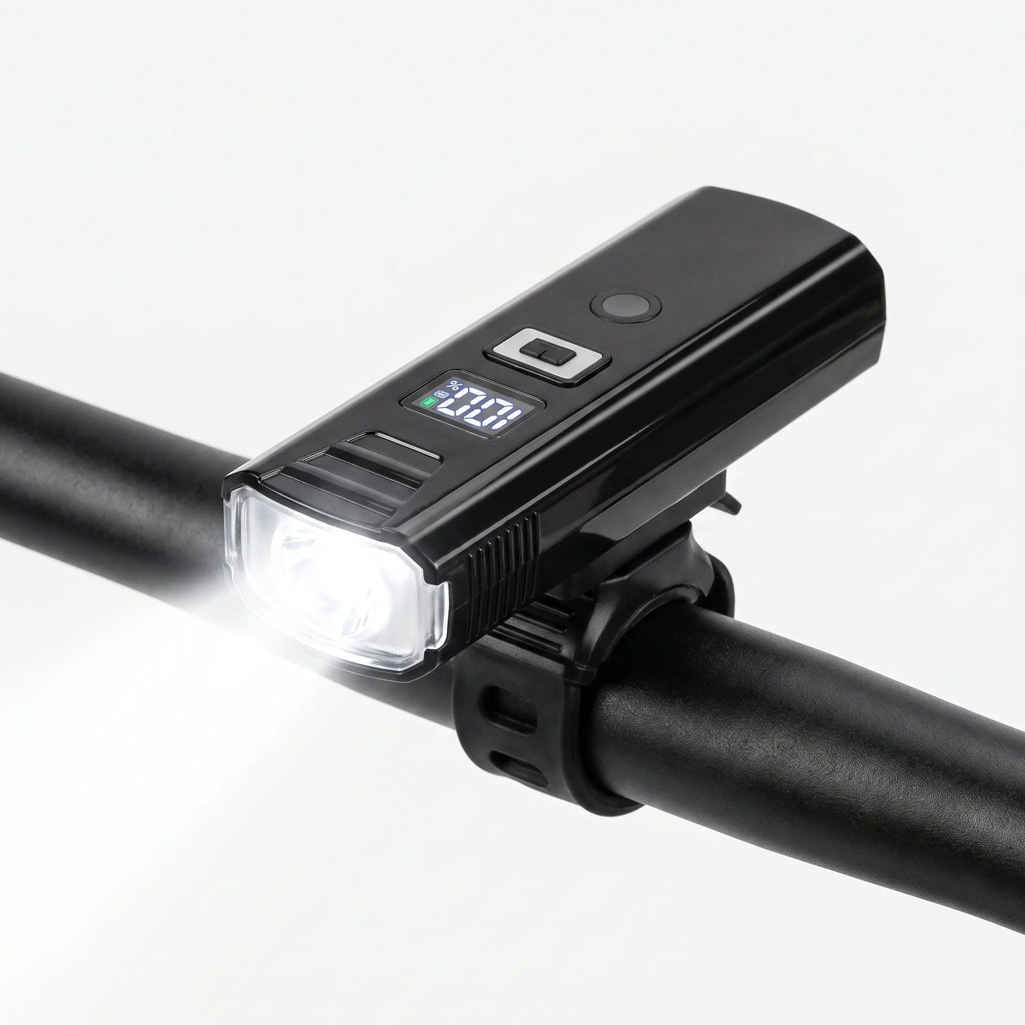 Fahrradlicht mit Digitalanzeige am Lenker montiert, Lichtkegel nach vorn