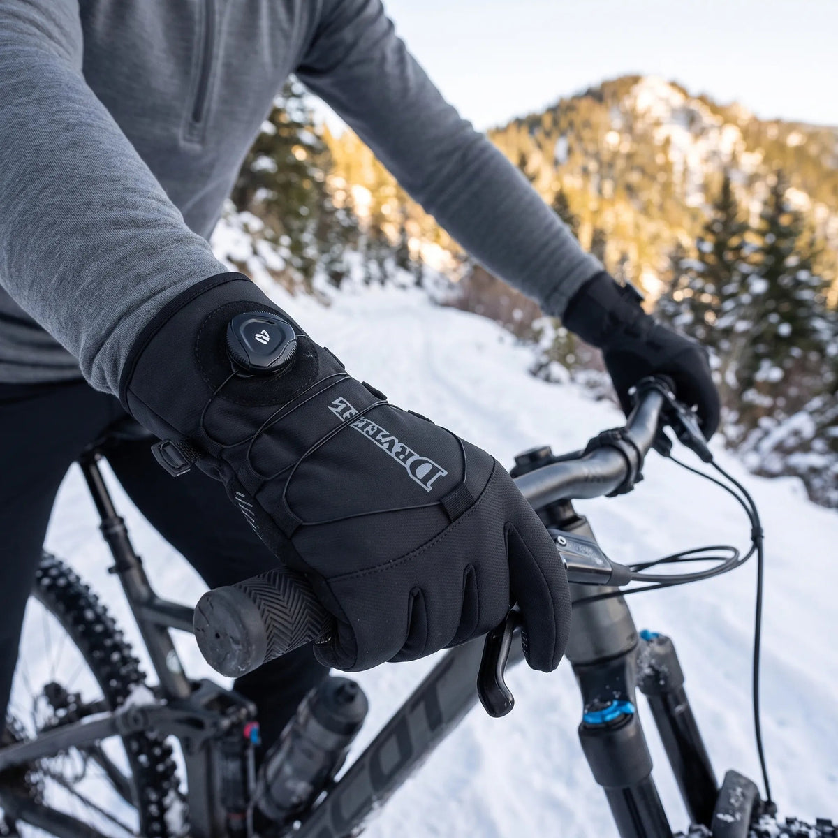 Schwarze Fahrradhandschuhe mit Drehverschluss am Handgelenk und Silikongriff auf der Handfläche