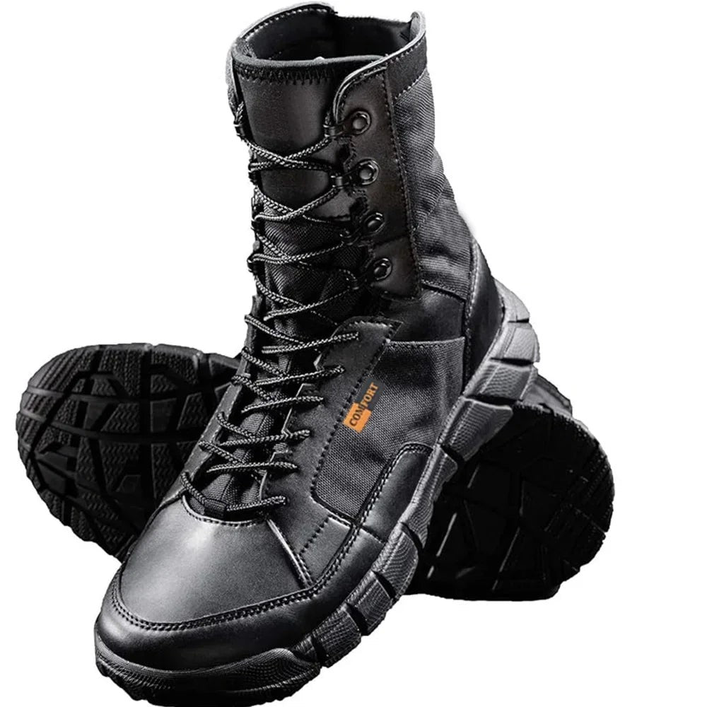 Wanderschuhe Herren in Schwarz als Paar mit Sicht auf das Sohlenprofil