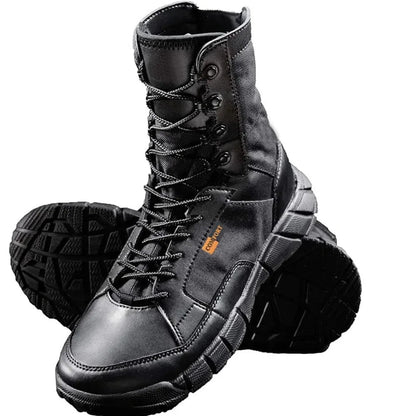 Wanderschuhe Herren in Schwarz als Paar mit Sicht auf das Sohlenprofil