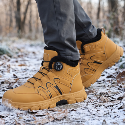 Gefütterte Winterschuhe Herren in Khaki auf einem frostigen Waldweg getragen