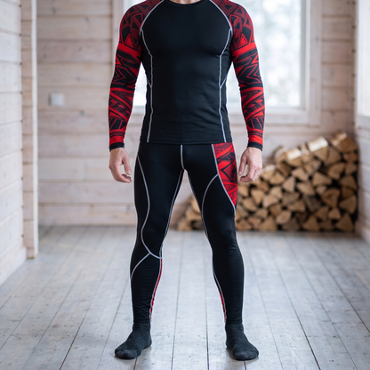 Thermounterwäsche Herren Set in Schwarz-Rot als Basisschicht in einer Berghütte getragen