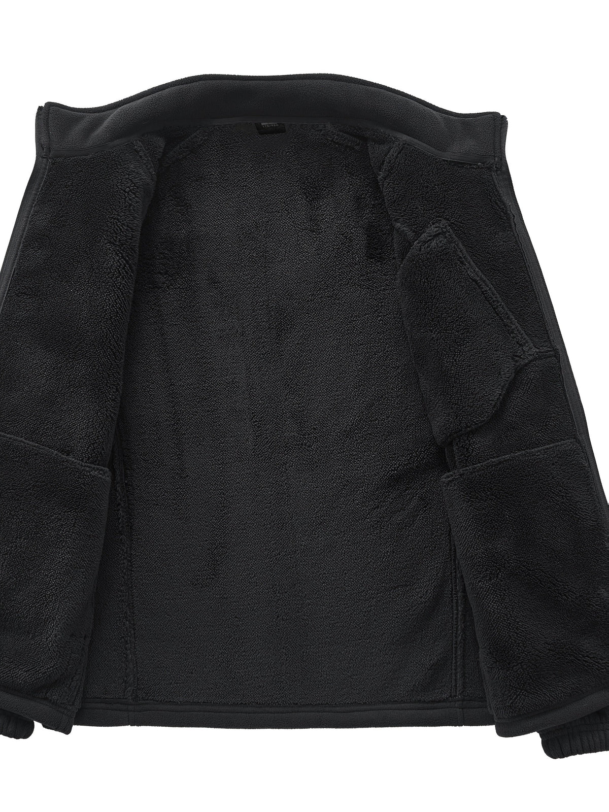 Fleecejacke geöffnet: das Plüschfutter zieht sich durch die ganze Jacke