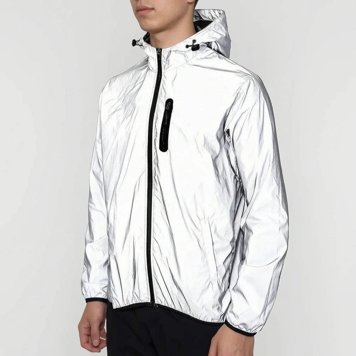 Reflektierende Herrenjacke mit Kapuze und Brusttasche, durchgehender Reißverschluss vorne
