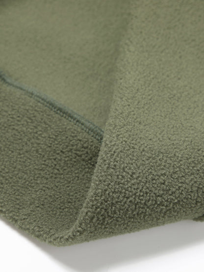 Nahaufnahme des angerauten Fleece-Materials in Olivgrün mit versäuberter Naht