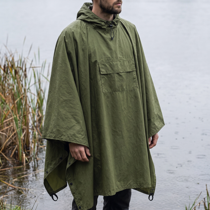Regenponcho in Olivgrün mit Kapuze bei Regen am Seeufer getragen