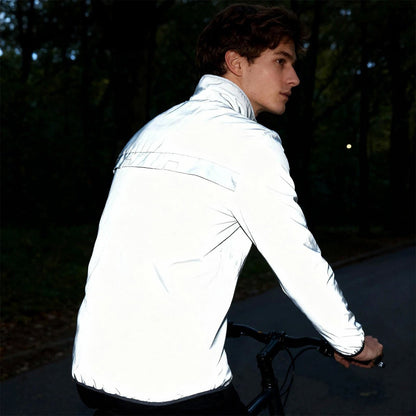 Rückansicht der reflektierenden Herrenjacke, die im Dunkeln beim Radfahren hell aufleuchtet