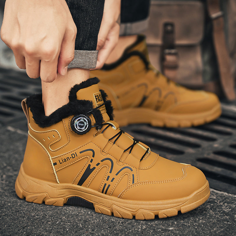 Khaki Winterschuhe Herren am Fuß, mit Drehverschluss
